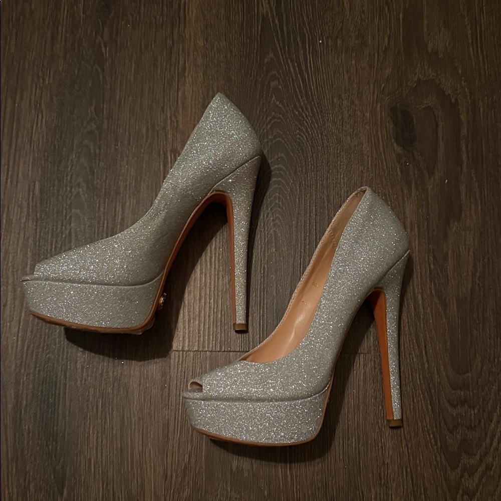 Petit Cadeau Danielle silver glitter Women's Peep Toe Pumps with Platform
